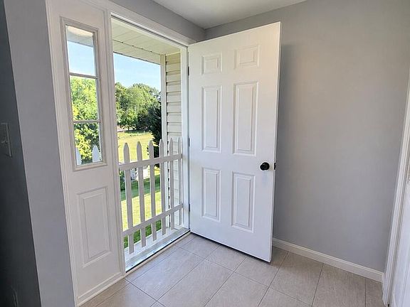 3rd image of 905 Bridgeton Rd