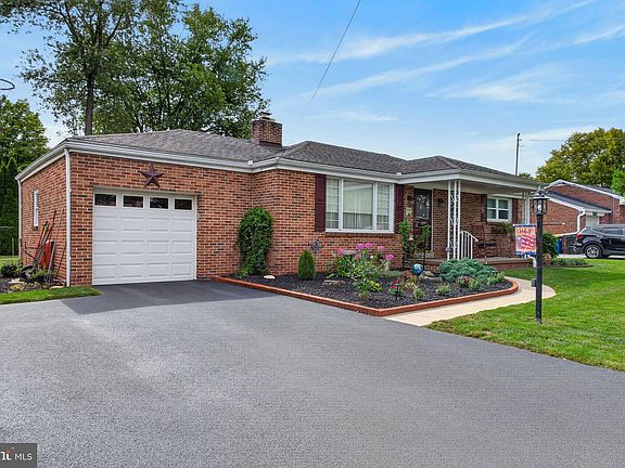 3rd image of 2274 Maple Rd