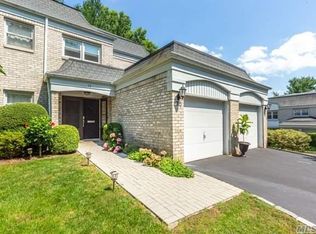 75 Fairway Cir N, Manhasset, NY 11030