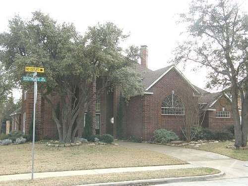 Corner Lot, Circular Driveway, Porte-cochere