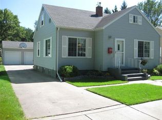 1425 Cottonwood St, Grand Forks, ND 58201