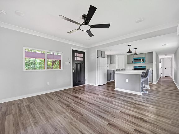 5th image of 127 Pine Wood Dr