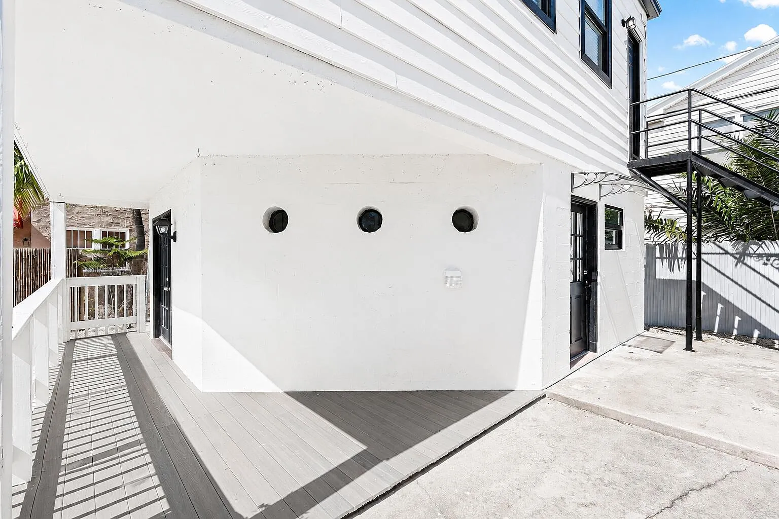 301 Central DR — Photo 2