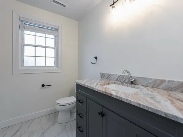 8 Vista Cir, Rutland, MA 01543