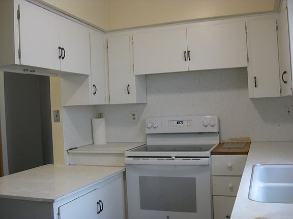 5th image of 643 N 48th St
