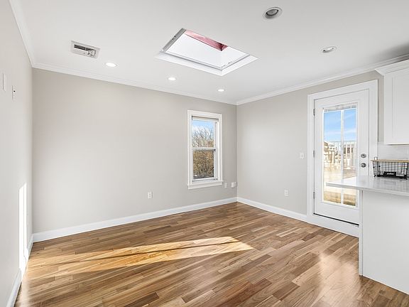 4th image of 499-501 Sumner St #3