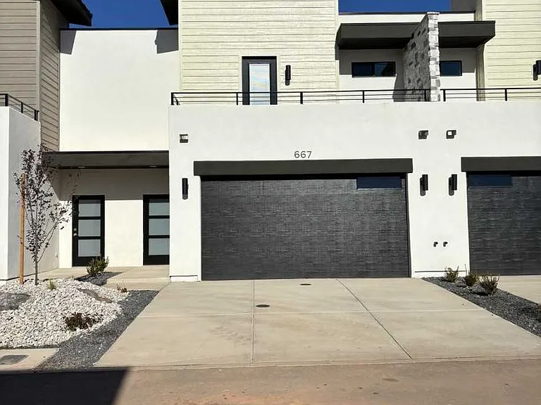 667 E Eureka Aly — Photo 1