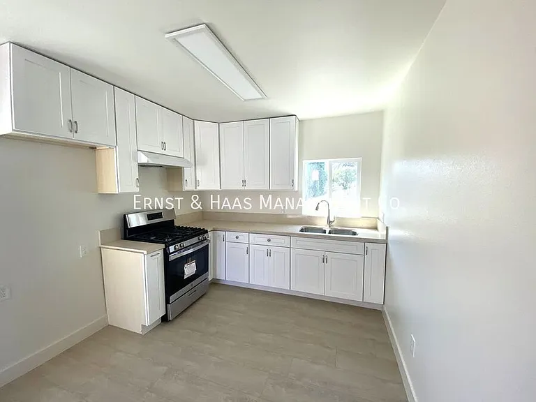 1145 1/2 Freeman Ave — Photo 4