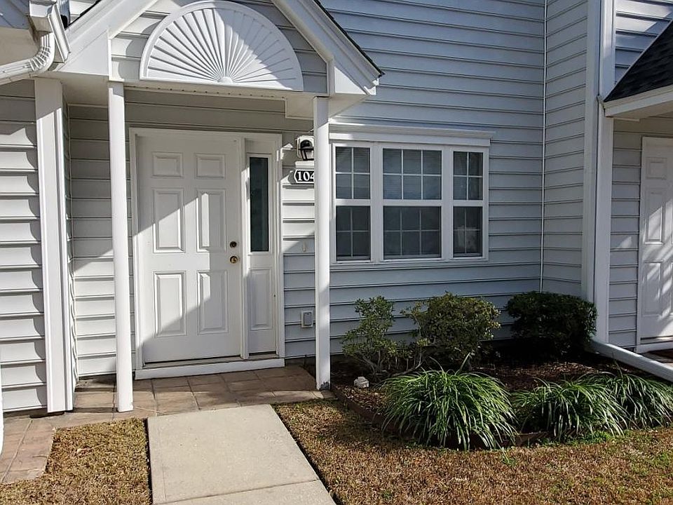 Front entry to townhome