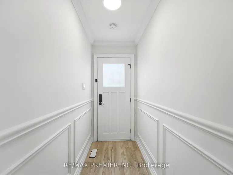 21 Avon Cres #MIDDLE LOWER — Photo 5