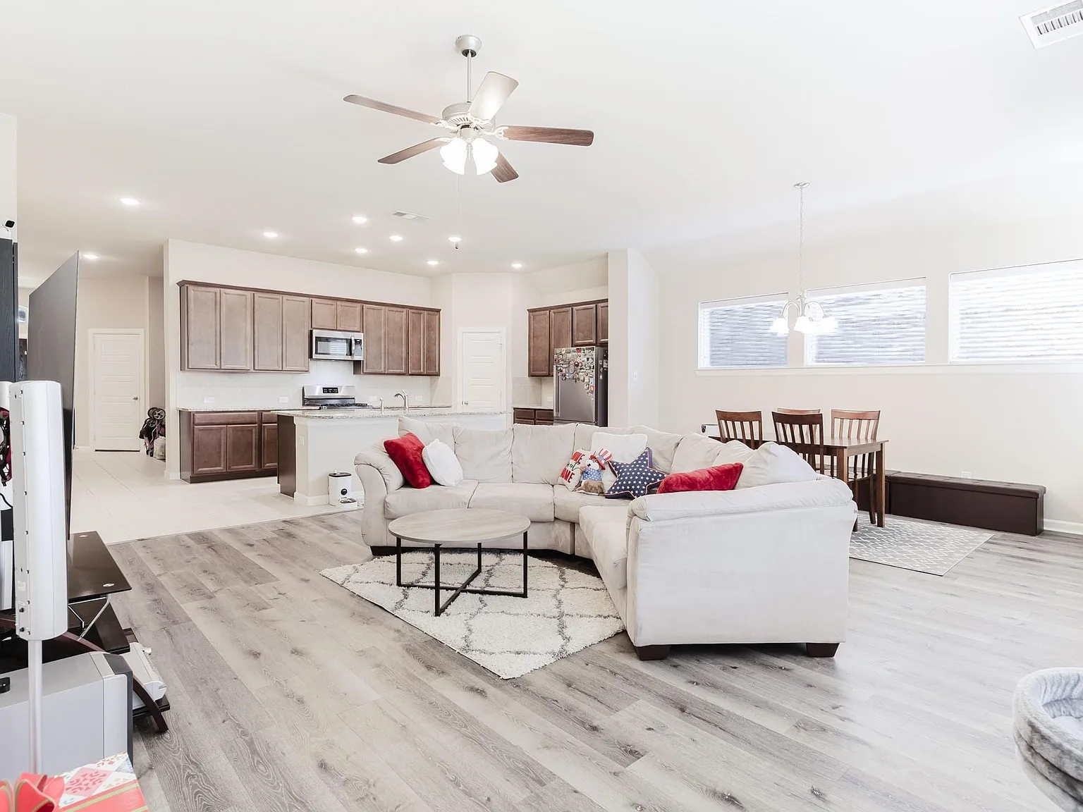 3 bed, 2.0 bath, 1960 sqft, $2,695 — Photo 4