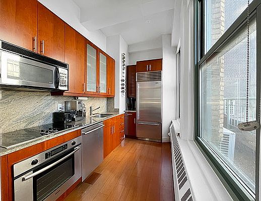 3rd image of 80 John St APT 22B