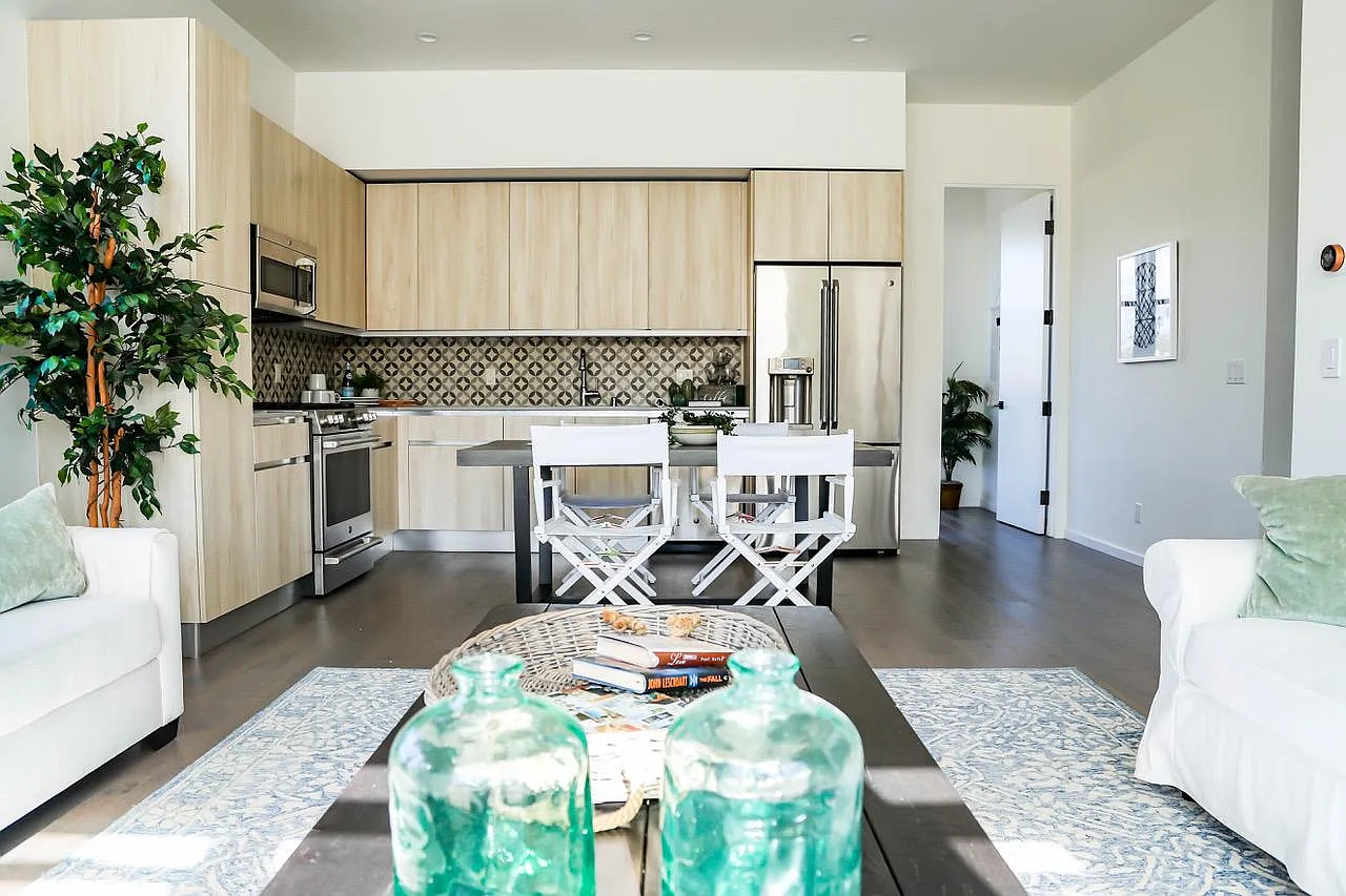 1828 1/2 S Redondo Blvd — Photo 4