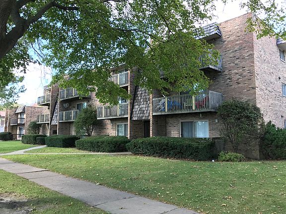 2nd image of 4144 Lindenwood Dr APT 3B