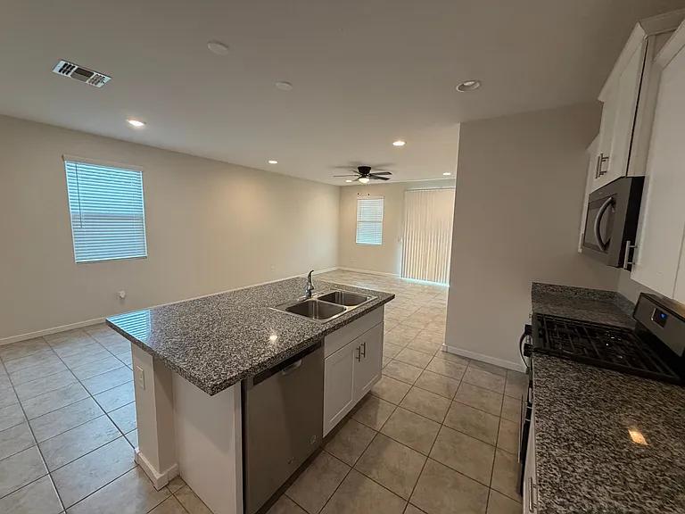 36987 N Sidewinder Dr — Photo 6