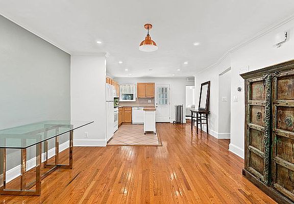 2nd image of 386 Quincy St Unit 1