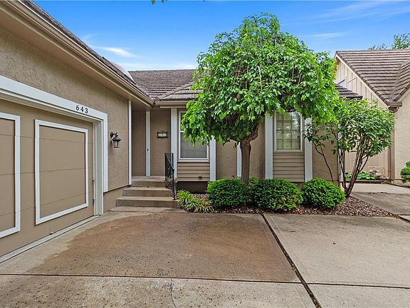 3rd image of 643 NE Saint Andrews Cir