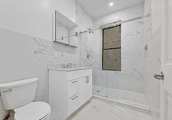5th image of 160 Waverly Pl #43