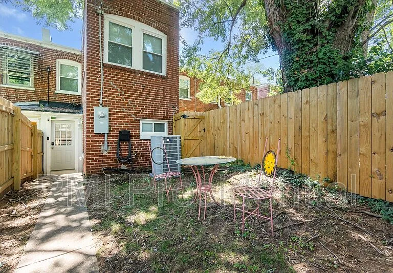 1226 Wallace St — Photo 20