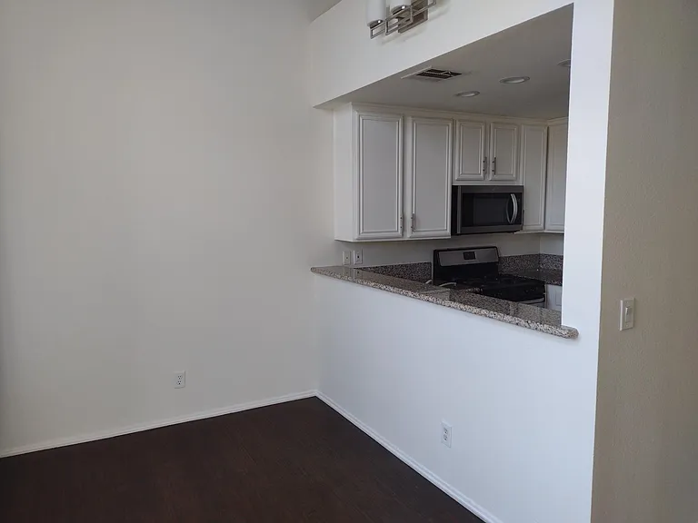 4343 Mammoth Ave #8 — Photo 6