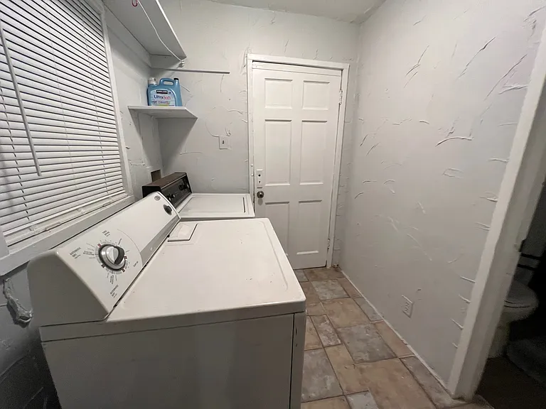 1077 Hampton St NW — Photo 11