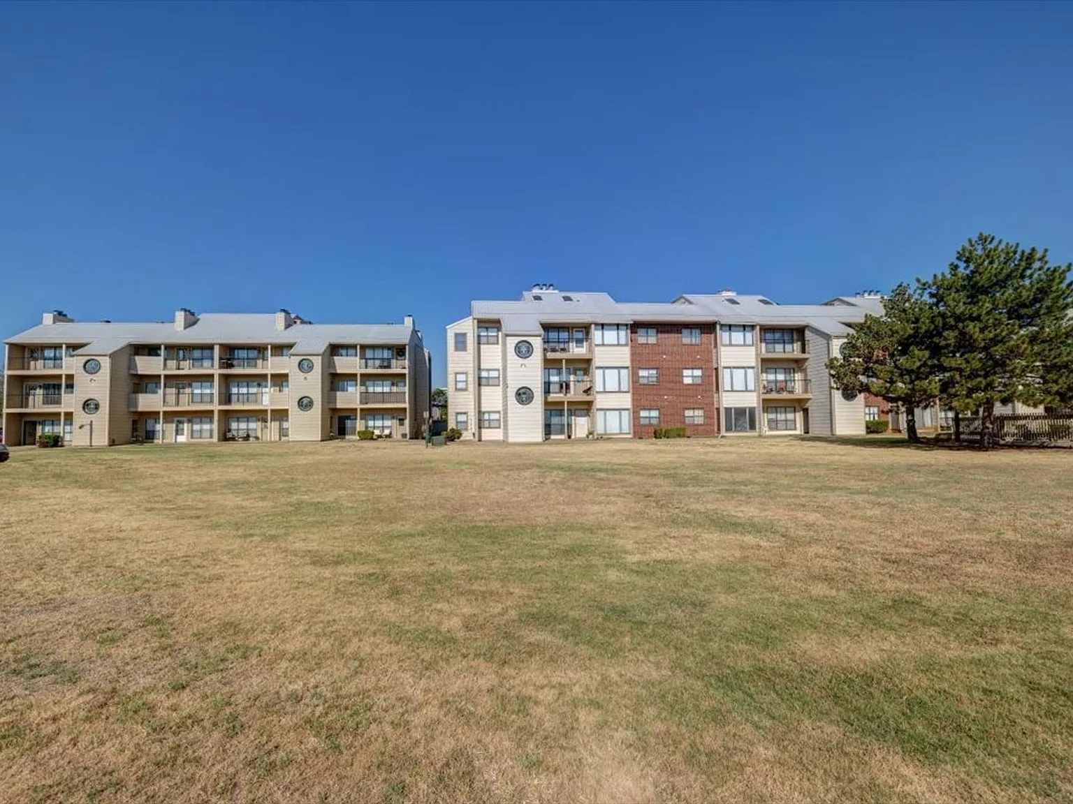 Eagle Crest Apartments — Photo 2