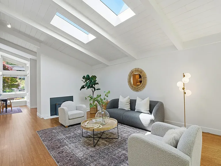 260 Corliss Dr — Photo 2