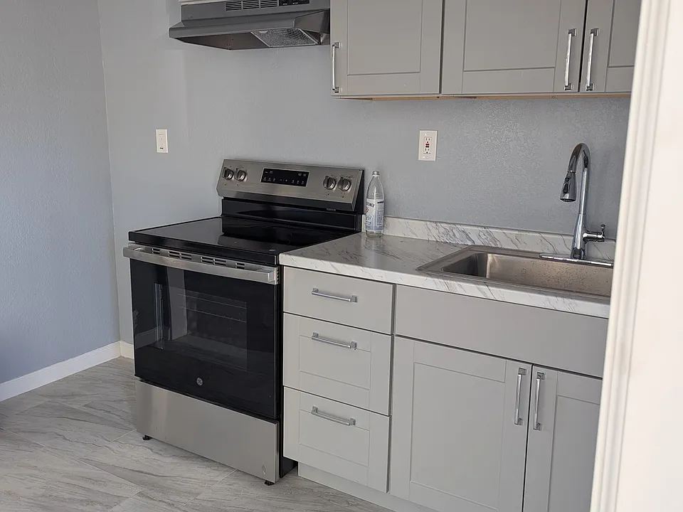 1005 E Avenue Q5 #B