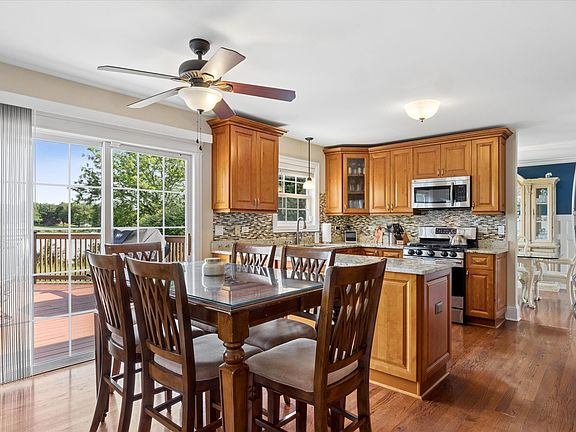 3rd image of 131 Wedgeport Cir