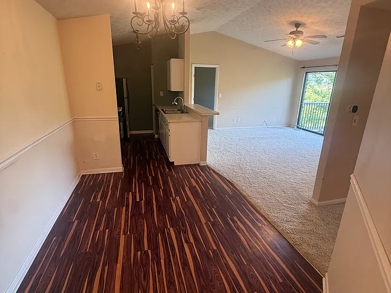10 Woodland Hills Dr #10 — Photo 1