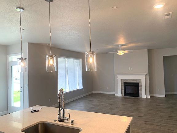 4th image of 2539 Morris Ave