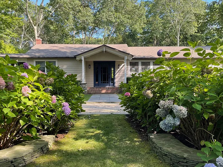 16 Roxbury Ln — Photo 1