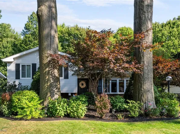 23836 Amesbury Dr, North Olmsted, OH 44070