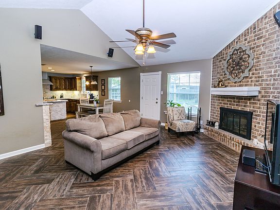 3rd image of 2314 Colonial Ct S