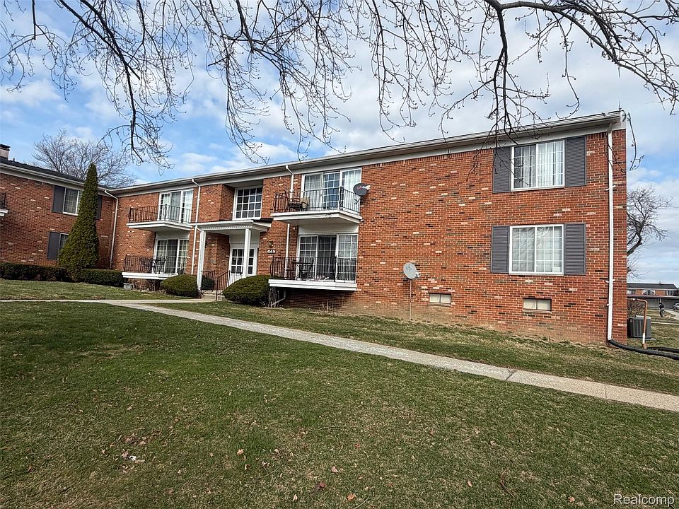 1st image of 454 Fox Hills Dr N