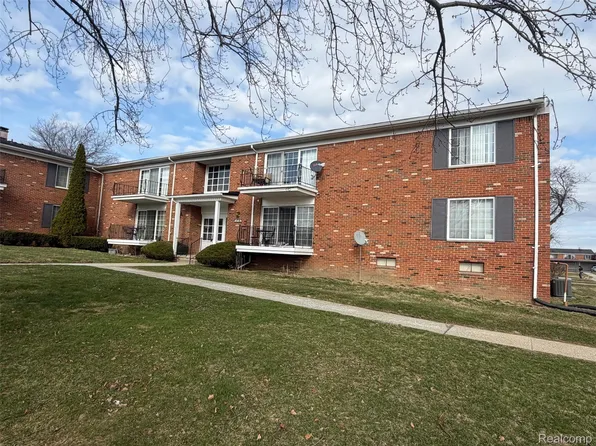 454 Fox Hills Dr N, Bloomfield Hills, MI 48304