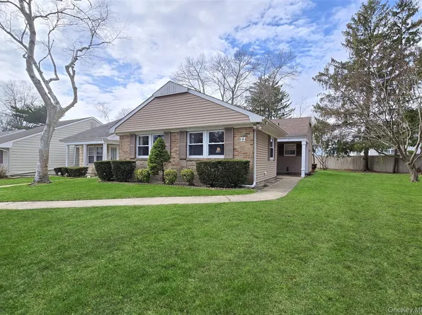 22 Freemont Lane, Coram, NY 11727