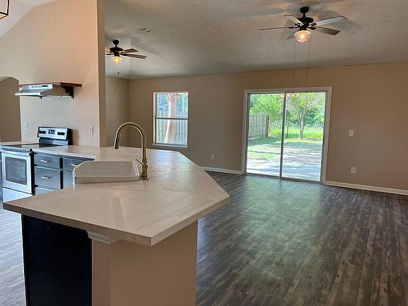 4th image of 829 Mackenzie Cir