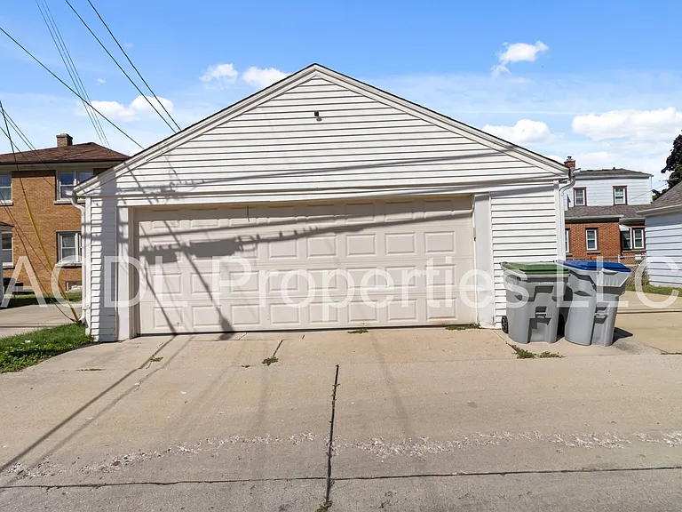 8215 W Burleigh St — Photo 20