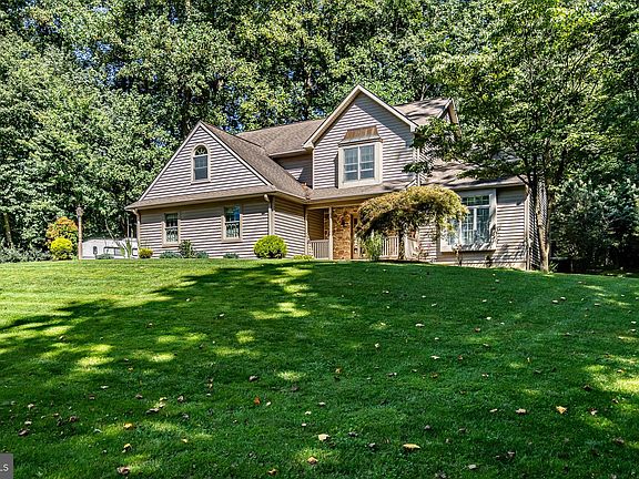 2nd image of 35 Glenlee Ln