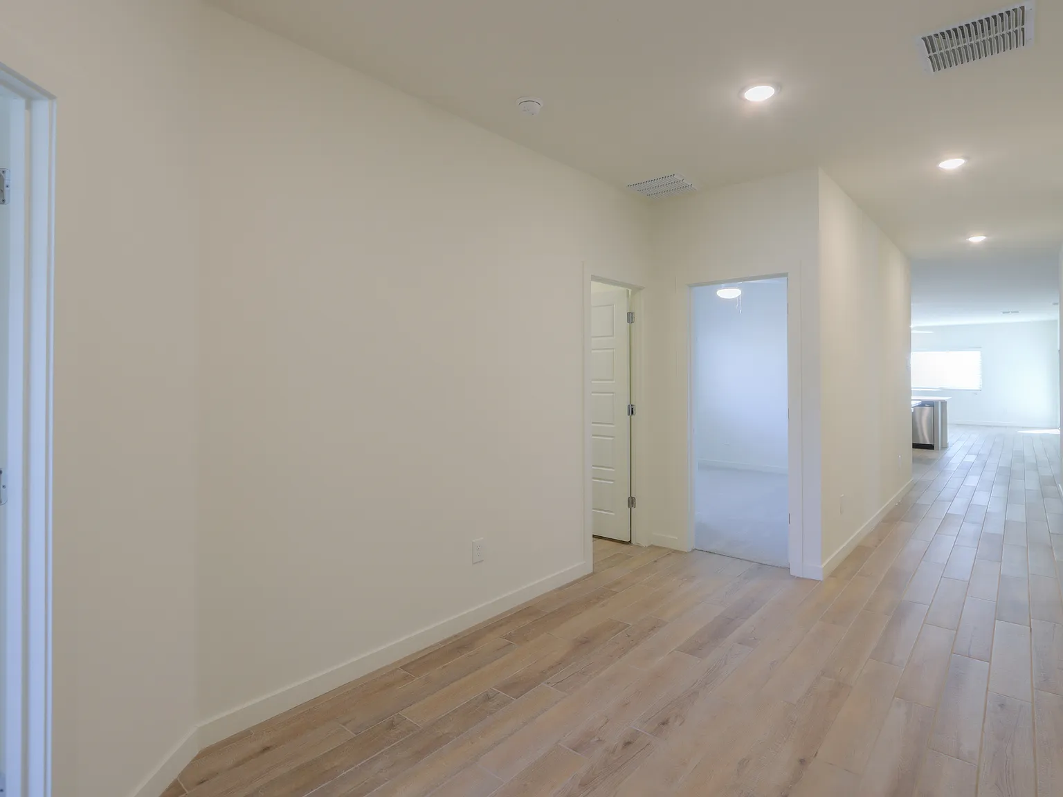 5 bed, 2033 sqft, $2,200 — Photo 3