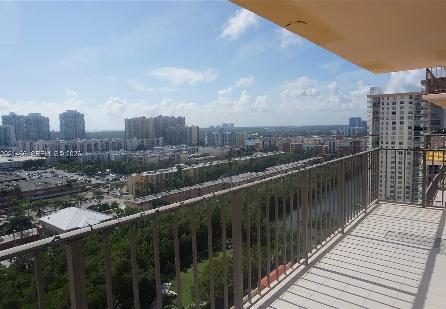 Winston Towers 600 Condo — Photo 3