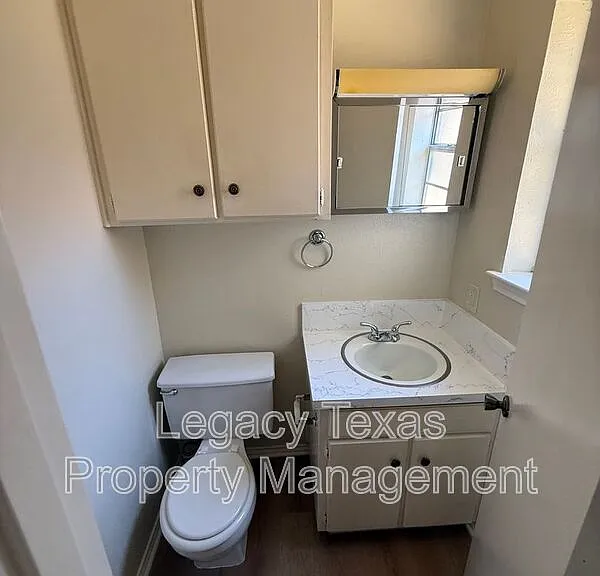 1118 N Nolan River Rd #A — Photo 11