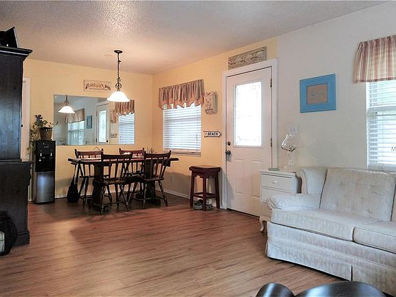 3rd image of 2043 Mary Sue St
