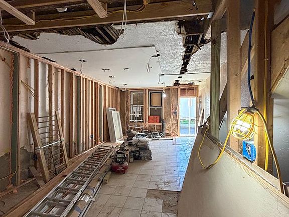 4th image of 405 Diamond St