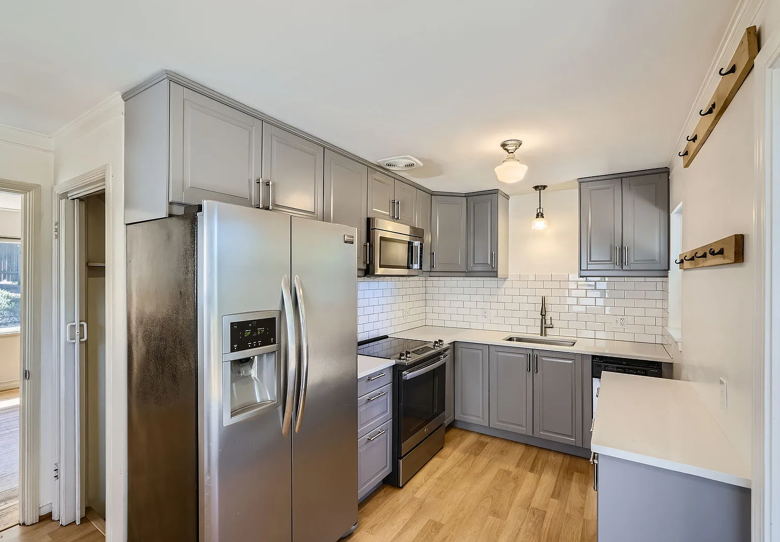3 bed, 1430 sqft, $3,700 — Photo 2