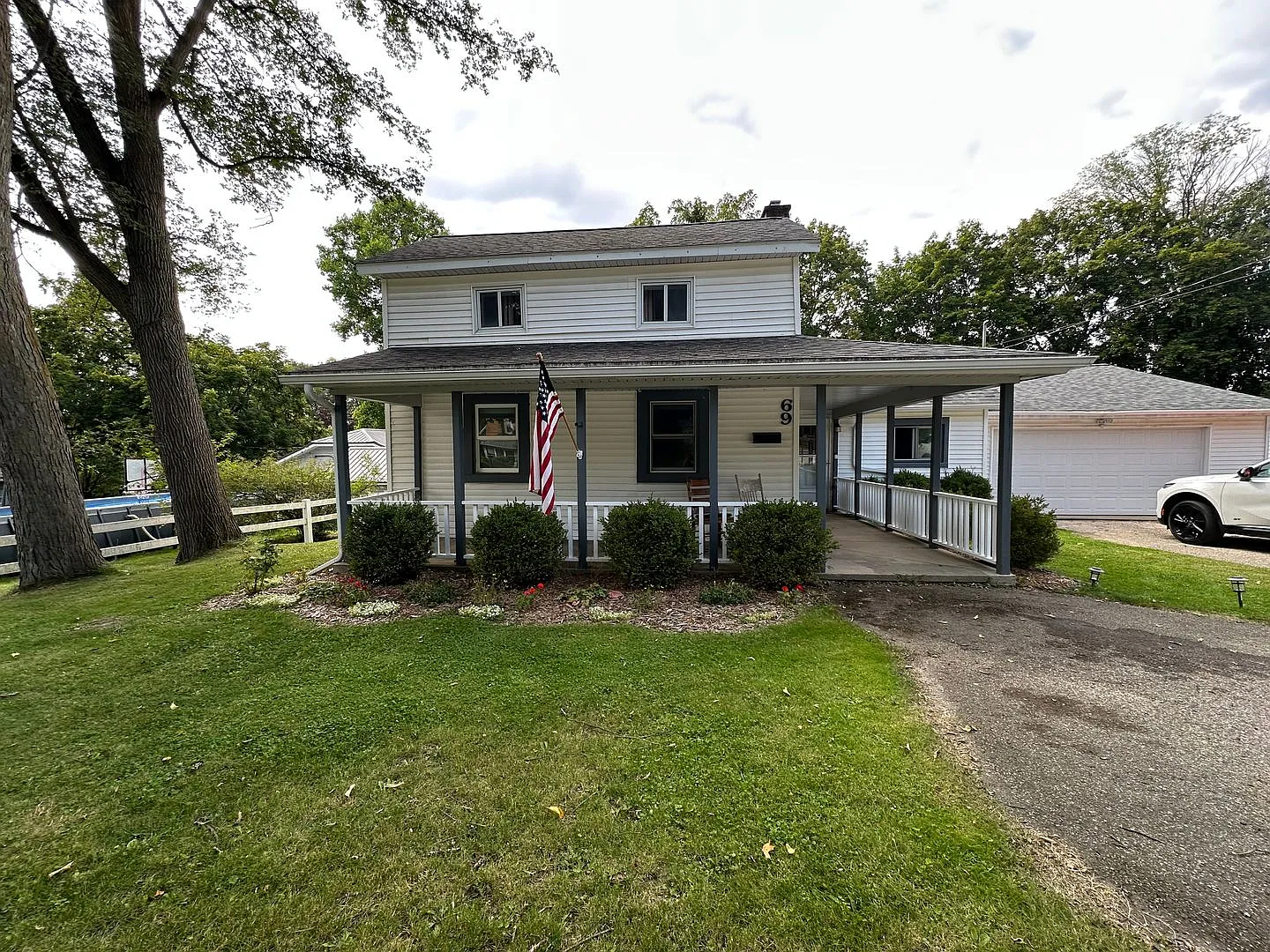 3 Bedroom Located Downtown Rockford — Photo 2
