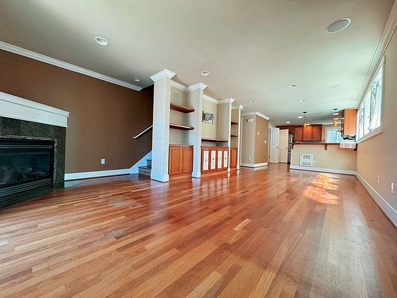 5th image of 1022A Taylor Ave N