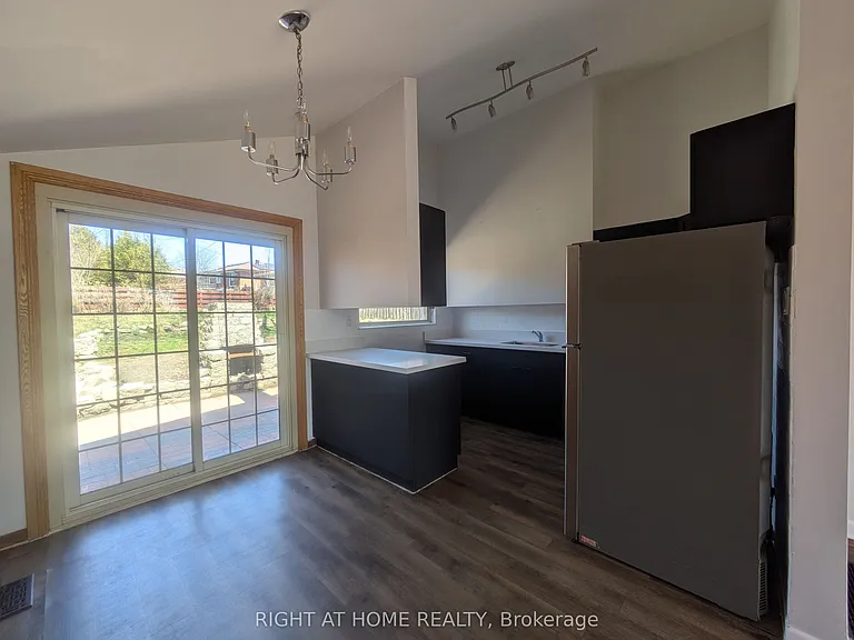 740 Stone St — Photo 9
