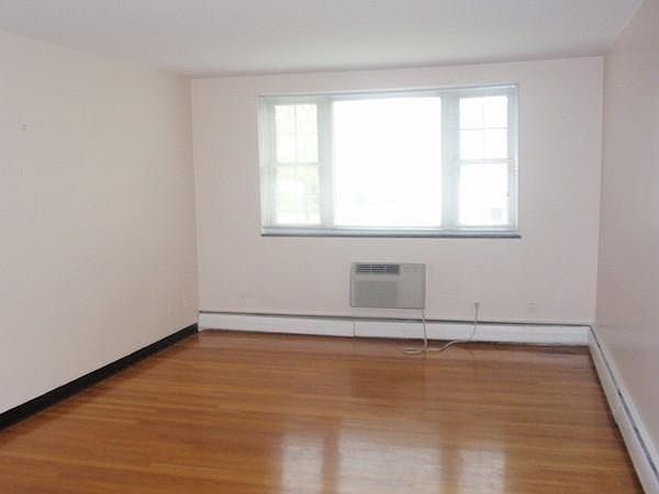 2nd image of 109 Warren St APT 9